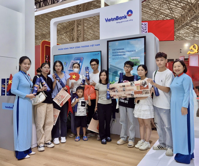 Nhận quà khi check-in gian hàng VietinBank tại Triển lãm thành tựu đất nước- Ảnh 2. Nhận quà khi check-in gian hàng VietinBank tại Triển lãm thành tựu đất nước- Ảnh 2.