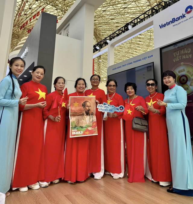 Nhận quà khi check-in gian hàng VietinBank tại Triển lãm thành tựu đất nước- Ảnh 3. Nhận quà khi check-in gian hàng VietinBank tại Triển lãm thành tựu đất nước- Ảnh 3.