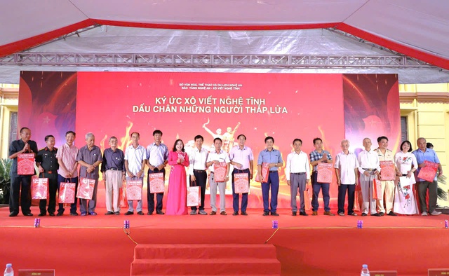 Khai trương Nhà trưng bày Xô Viết Nghệ Tĩnh: Khơi dậy khát vọng tự do từ những trang sử vàng.- Ảnh 9. Khai trương Nhà trưng bày Xô Viết Nghệ Tĩnh: Khơi dậy khát vọng tự do từ những trang sử vàng.- Ảnh 9.