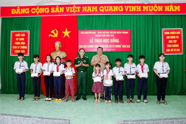 BĐBP TP Cần Thơ trao 200 suất học bổng cho học sinh có hoàn cảnh khó khăn khu vực biên giới biển- Ảnh 1.