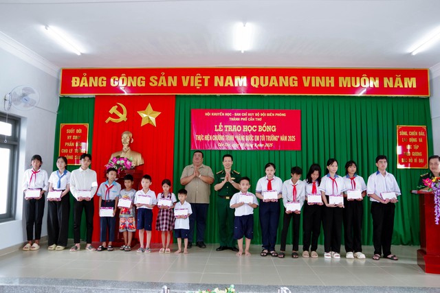BĐBP TP Cần Thơ trao 200 suất học bổng cho học sinh có hoàn cảnh khó khăn khu vực biên giới biển- Ảnh 2.