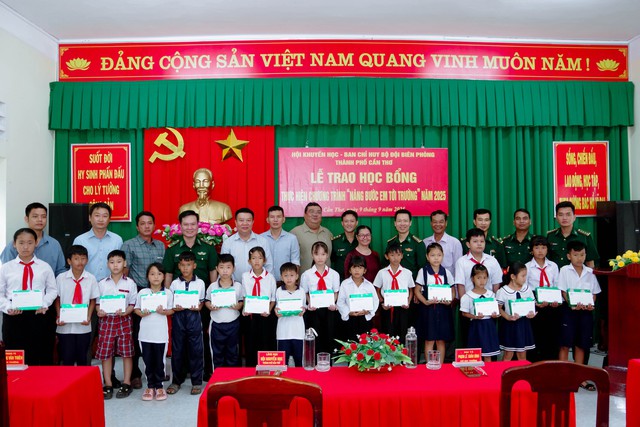 BĐBP TP Cần Thơ trao 200 suất học bổng cho học sinh có hoàn cảnh khó khăn khu vực biên giới biển- Ảnh 3.