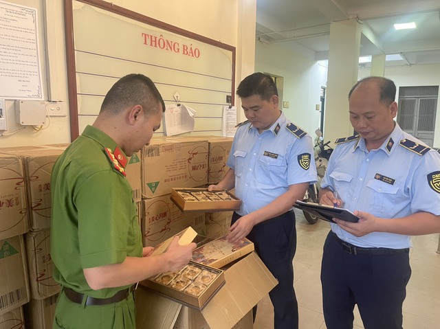 Hà Nội: Tăng cường kiểm tra thị trường Tết Trung thu- Ảnh 1. Hà Nội: Tăng cường kiểm tra thị trường Tết Trung thu- Ảnh 1.