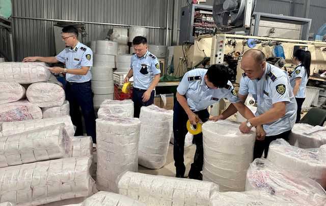 Thái Nguyên: Đột kích kho hàng phát hiện hơn 300.000 miếng băng vệ sinh giả, gần 70.000 miếng bỉm nhập lậu- Ảnh 1. Thái Nguyên: Đột kích kho hàng phát hiện hơn 300.000 miếng băng vệ sinh giả, gần 70.000 miếng bỉm nhập lậu- Ảnh 1.