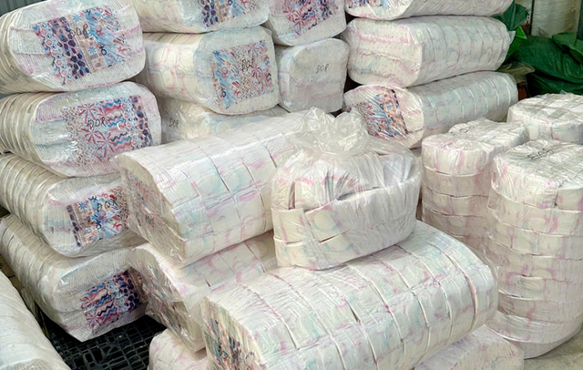 Thái Nguyên: Đột kích kho hàng phát hiện hơn 300.000 miếng băng vệ sinh giả, gần 70.000 miếng bỉm nhập lậu- Ảnh 4. Thái Nguyên: Đột kích kho hàng phát hiện hơn 300.000 miếng băng vệ sinh giả, gần 70.000 miếng bỉm nhập lậu- Ảnh 4.