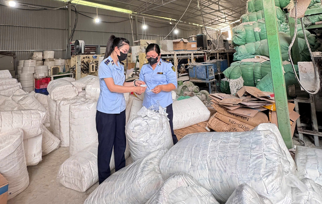 Thái Nguyên: Đột kích kho hàng phát hiện hơn 300.000 miếng băng vệ sinh giả, gần 70.000 miếng bỉm nhập lậu- Ảnh 2. Thái Nguyên: Đột kích kho hàng phát hiện hơn 300.000 miếng băng vệ sinh giả, gần 70.000 miếng bỉm nhập lậu- Ảnh 2.