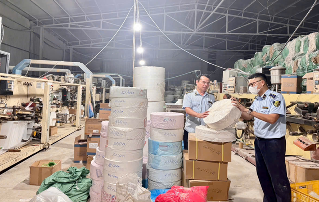 Thái Nguyên: Đột kích kho hàng phát hiện hơn 300.000 miếng băng vệ sinh giả, gần 70.000 miếng bỉm nhập lậu- Ảnh 7. Thái Nguyên: Đột kích kho hàng phát hiện hơn 300.000 miếng băng vệ sinh giả, gần 70.000 miếng bỉm nhập lậu- Ảnh 7.