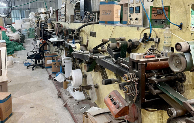 Thái Nguyên: Đột kích kho hàng phát hiện hơn 300.000 miếng băng vệ sinh giả, gần 70.000 miếng bỉm nhập lậu- Ảnh 8. Thái Nguyên: Đột kích kho hàng phát hiện hơn 300.000 miếng băng vệ sinh giả, gần 70.000 miếng bỉm nhập lậu- Ảnh 8.