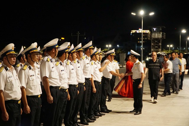 Thăm tặng quà cán bộ, chiến sĩ, Nhân dân đặc khu Thổ Châu - điểm đầu tiên của hải trình thăm các đảo Tây Nam- Ảnh 1.