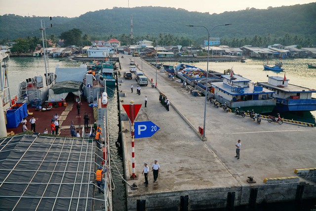 Thăm tặng quà cán bộ, chiến sĩ, Nhân dân đặc khu Thổ Châu - điểm đầu tiên của hải trình thăm các đảo Tây Nam- Ảnh 2.