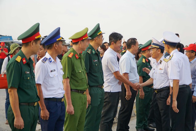 Thăm tặng quà cán bộ, chiến sĩ, Nhân dân đặc khu Thổ Châu - điểm đầu tiên của hải trình thăm các đảo Tây Nam- Ảnh 3.