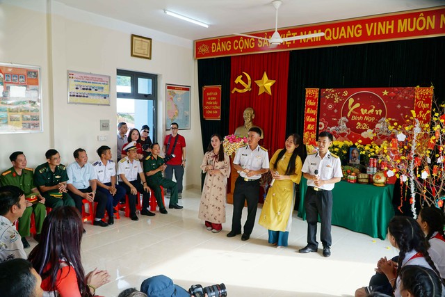 Thăm tặng quà cán bộ, chiến sĩ, Nhân dân đặc khu Thổ Châu - điểm đầu tiên của hải trình thăm các đảo Tây Nam- Ảnh 5.