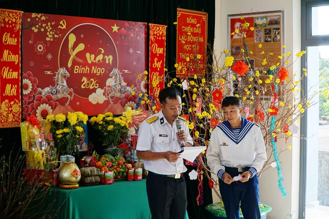 Thăm tặng quà cán bộ, chiến sĩ, Nhân dân đặc khu Thổ Châu - điểm đầu tiên của hải trình thăm các đảo Tây Nam- Ảnh 7.