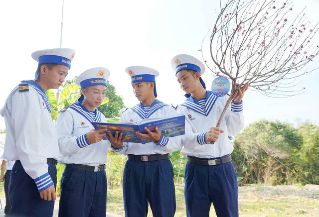 Thăm tặng quà cán bộ, chiến sĩ, Nhân dân đặc khu Thổ Châu - điểm đầu tiên của hải trình thăm các đảo Tây Nam- Ảnh 8.