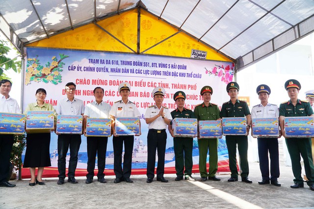 Thăm tặng quà cán bộ, chiến sĩ, Nhân dân đặc khu Thổ Châu - điểm đầu tiên của hải trình thăm các đảo Tây Nam- Ảnh 9.