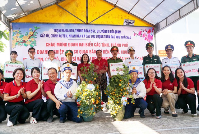 Thăm tặng quà cán bộ, chiến sĩ, Nhân dân đặc khu Thổ Châu - điểm đầu tiên của hải trình thăm các đảo Tây Nam- Ảnh 10.