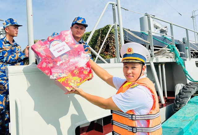 Đoàn cán bộ Agribank thăm, chúc Tết cán bộ, chiến sĩ trên đảo Hòn Khoai- Ảnh 6. Đoàn cán bộ Agribank thăm, chúc Tết cán bộ, chiến sĩ trên đảo Hòn Khoai- Ảnh 6.