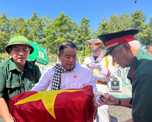 Trang trọng cất bốc, tiễn đưa hài cốt liệt sĩ Nguyễn Văn Nông về quê hương- Ảnh 3. Trang trọng cất bốc, tiễn đưa hài cốt liệt sĩ Nguyễn Văn Nông về quê hương- Ảnh 3.