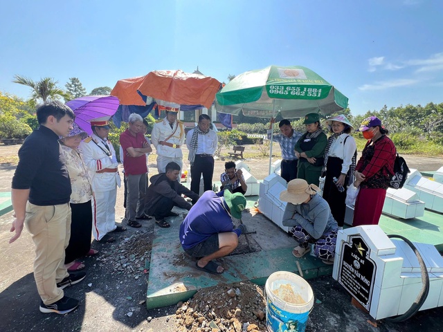 Trang trọng cất bốc, tiễn đưa hài cốt liệt sĩ Nguyễn Văn Nông về quê hương- Ảnh 2. Trang trọng cất bốc, tiễn đưa hài cốt liệt sĩ Nguyễn Văn Nông về quê hương- Ảnh 2.