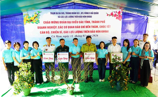Đoàn cán bộ Agribank thăm, chúc Tết cán bộ, chiến sĩ trên đảo Hòn Khoai- Ảnh 7. Đoàn cán bộ Agribank thăm, chúc Tết cán bộ, chiến sĩ trên đảo Hòn Khoai- Ảnh 7.