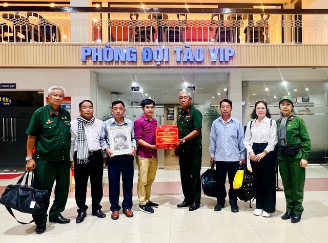 Trang trọng cất bốc, tiễn đưa hài cốt liệt sĩ Nguyễn Văn Nông về quê hương- Ảnh 5. Trang trọng cất bốc, tiễn đưa hài cốt liệt sĩ Nguyễn Văn Nông về quê hương- Ảnh 5.