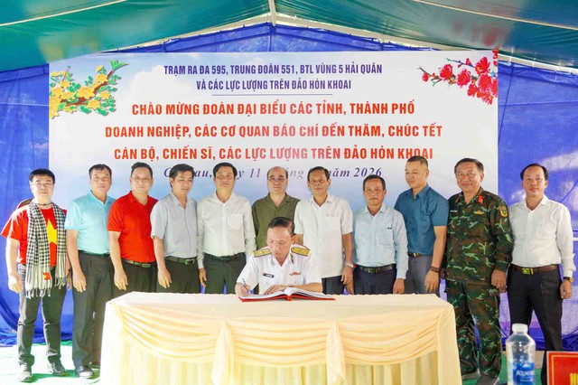 Đoàn cán bộ Agribank thăm, chúc Tết cán bộ, chiến sĩ trên đảo Hòn Khoai- Ảnh 8. Đoàn cán bộ Agribank thăm, chúc Tết cán bộ, chiến sĩ trên đảo Hòn Khoai- Ảnh 8.