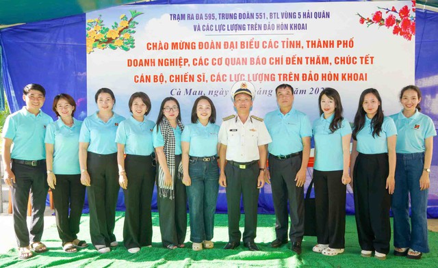 Đoàn cán bộ Agribank thăm, chúc Tết cán bộ, chiến sĩ trên đảo Hòn Khoai- Ảnh 9. Đoàn cán bộ Agribank thăm, chúc Tết cán bộ, chiến sĩ trên đảo Hòn Khoai- Ảnh 9.