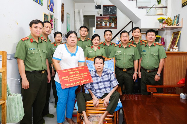 Công an TP Cần Thơ: Chung tay sẻ chia, tiếp thêm niềm tin cho cán bộ, chiến sĩ mắc bệnh hiểm nghèo- Ảnh 1.