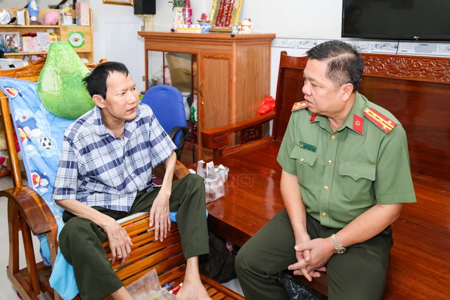 Công an TP Cần Thơ: Chung tay sẻ chia, tiếp thêm niềm tin cho cán bộ, chiến sĩ mắc bệnh hiểm nghèo- Ảnh 2.