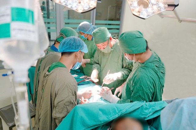 Bệnh viện Đa khoa Thái Bình: Phẫu thuật thành công ca đại phẫu triệt căn cho bệnh nhân ung thư buồng trứng lan rộng- Ảnh 2.