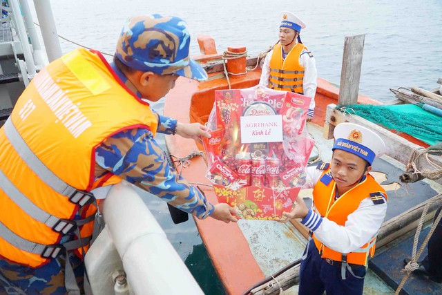 Bộ Tư lệnh Vùng 5 Hải quân: Thăm, chúc Tết cán bộ, chiến sĩ, Nhân dân trên đảo Hòn Chuối- Ảnh 1.