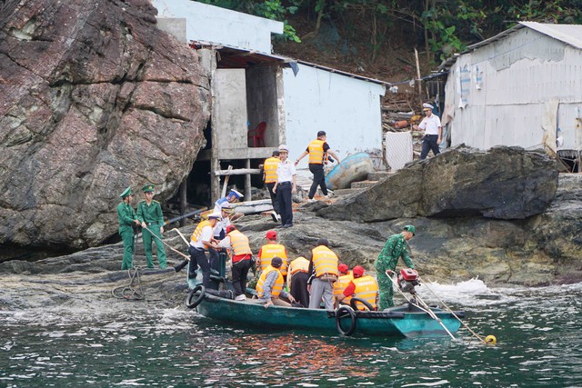 Bộ Tư lệnh Vùng 5 Hải quân: Thăm, chúc Tết cán bộ, chiến sĩ, Nhân dân trên đảo Hòn Chuối- Ảnh 2.