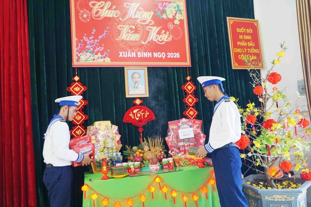 Bộ Tư lệnh Vùng 5 Hải quân: Thăm, chúc Tết cán bộ, chiến sĩ, Nhân dân trên đảo Hòn Chuối- Ảnh 8.