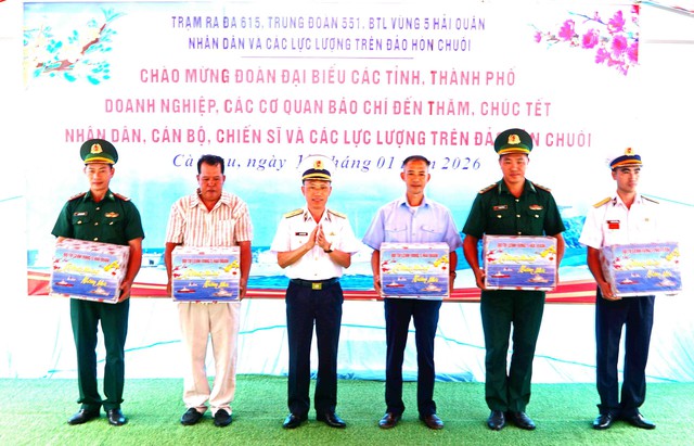 Bộ Tư lệnh Vùng 5 Hải quân: Thăm, chúc Tết cán bộ, chiến sĩ, Nhân dân trên đảo Hòn Chuối- Ảnh 9.