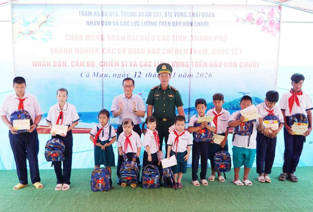 Bộ Tư lệnh Vùng 5 Hải quân: Thăm, chúc Tết cán bộ, chiến sĩ, Nhân dân trên đảo Hòn Chuối- Ảnh 6.