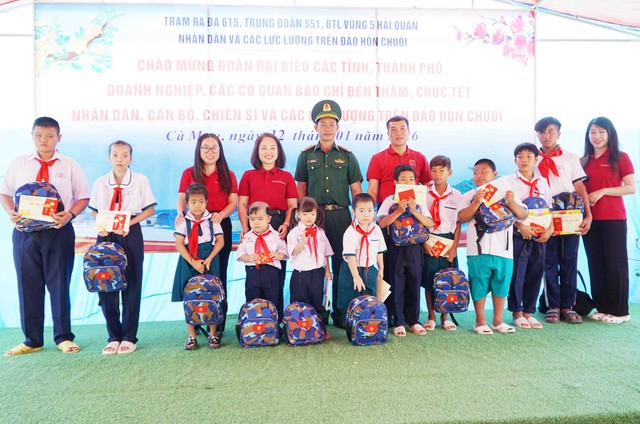 Bộ Tư lệnh Vùng 5 Hải quân: Thăm, chúc Tết cán bộ, chiến sĩ, Nhân dân trên đảo Hòn Chuối- Ảnh 11.