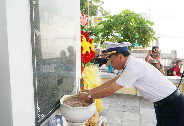 Thăm, tặng quà, chúc Tết cán bộ, chiến sĩ, Nhân dân đảo Nam Du- Ảnh 2.