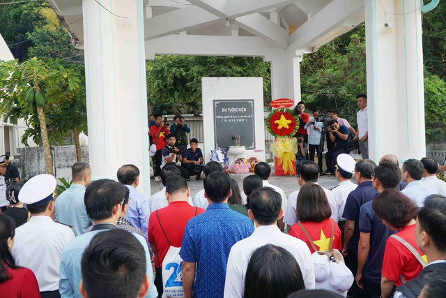 Thăm, tặng quà, chúc Tết cán bộ, chiến sĩ, Nhân dân đảo Nam Du- Ảnh 1.