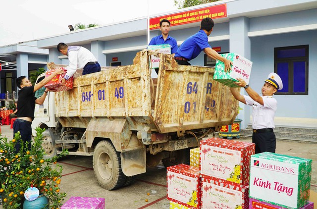 Thăm, tặng quà, chúc Tết cán bộ, chiến sĩ, Nhân dân đảo Nam Du- Ảnh 4.