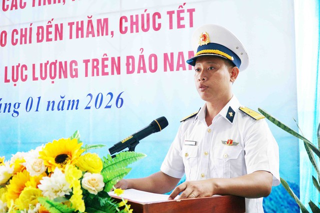 Thăm, tặng quà, chúc Tết cán bộ, chiến sĩ, Nhân dân đảo Nam Du- Ảnh 3.