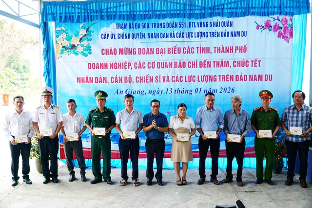 Thăm, tặng quà, chúc Tết cán bộ, chiến sĩ, Nhân dân đảo Nam Du- Ảnh 9.