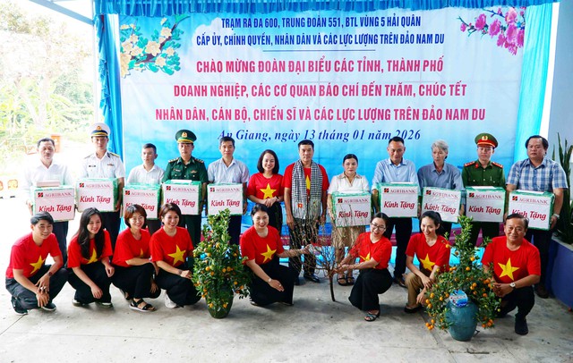 Thăm, tặng quà, chúc Tết cán bộ, chiến sĩ, Nhân dân đảo Nam Du- Ảnh 10.