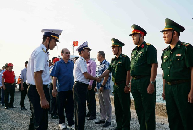 Bộ Tư lệnh Vùng 5 Hải quân: Thăm, tặng quà cán bộ, chiến sĩ và các lực lượng trên đảo Hòn Đốc- Ảnh 1.