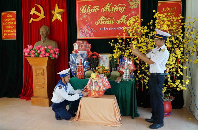 Bộ Tư lệnh Vùng 5 Hải quân: Thăm, tặng quà cán bộ, chiến sĩ và các lực lượng trên đảo Hòn Đốc- Ảnh 3.