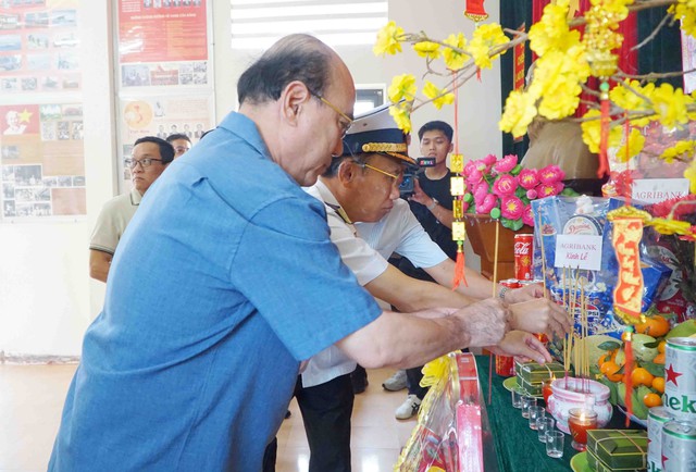 Bộ Tư lệnh Vùng 5 Hải quân: Thăm, tặng quà cán bộ, chiến sĩ và các lực lượng trên đảo Hòn Đốc- Ảnh 2.