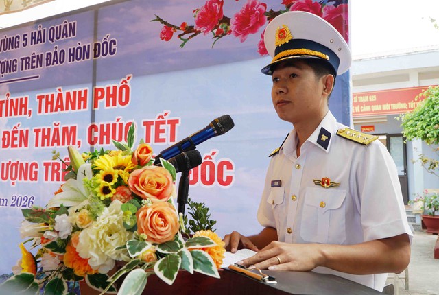 Bộ Tư lệnh Vùng 5 Hải quân: Thăm, tặng quà cán bộ, chiến sĩ và các lực lượng trên đảo Hòn Đốc- Ảnh 4.