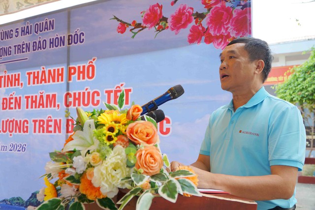 Bộ Tư lệnh Vùng 5 Hải quân: Thăm, tặng quà cán bộ, chiến sĩ và các lực lượng trên đảo Hòn Đốc- Ảnh 5.