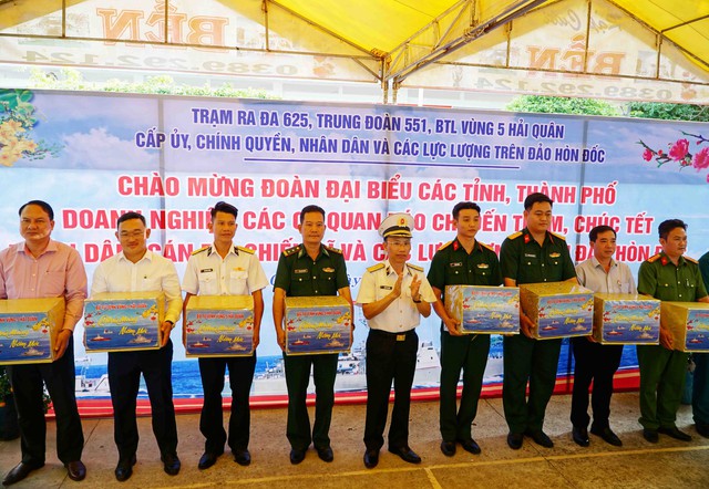 Bộ Tư lệnh Vùng 5 Hải quân: Thăm, tặng quà cán bộ, chiến sĩ và các lực lượng trên đảo Hòn Đốc- Ảnh 6.