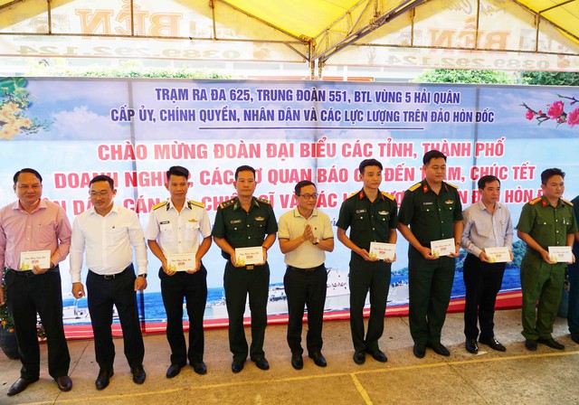Bộ Tư lệnh Vùng 5 Hải quân: Thăm, tặng quà cán bộ, chiến sĩ và các lực lượng trên đảo Hòn Đốc- Ảnh 7.