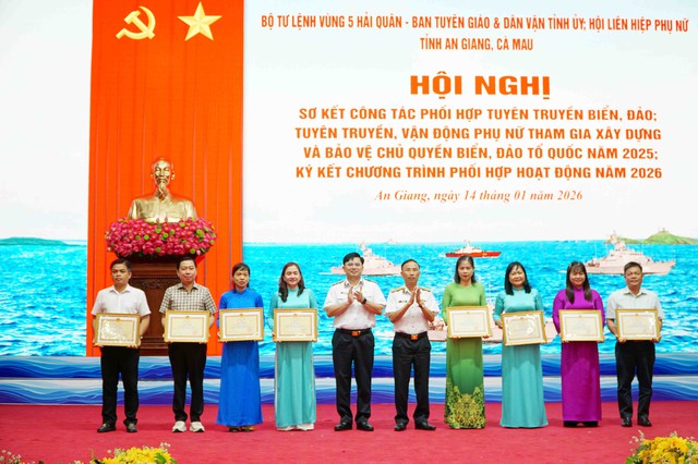 Bộ Tư lệnh Vùng 5 Hải quân sơ kết công tác phối hợp tuyên truyền biển, đảo năm 2025- Ảnh 4.